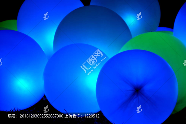 發(fā)光的綠色和藍色充氣氣球的背景