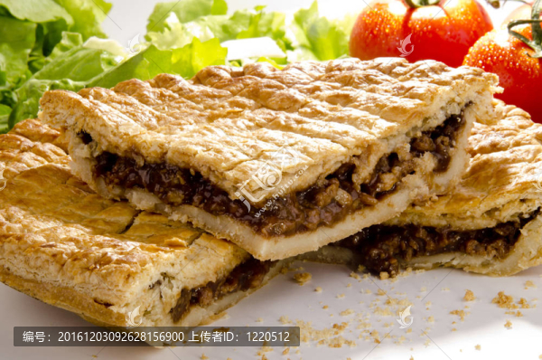 酥皮餡餅配牛排和番茄