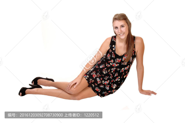 坐在地板上的女孩。