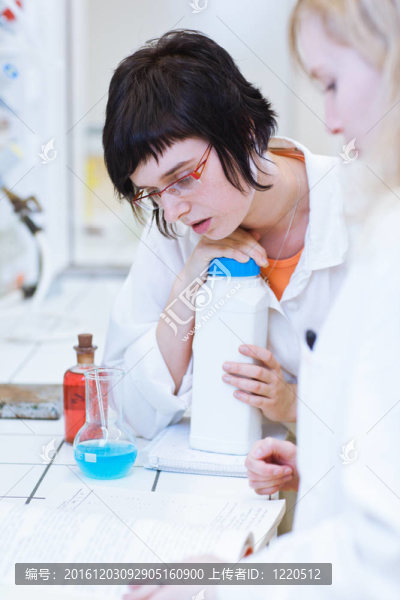 化學(xué)實(shí)驗(yàn)室的兩位女性研究人員
