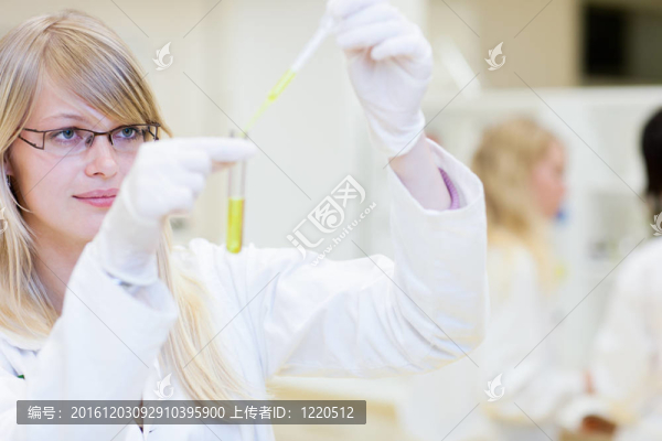 一位女研究員進(jìn)行研究的肖像