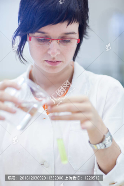 一位女研究員進(jìn)行研究的肖像