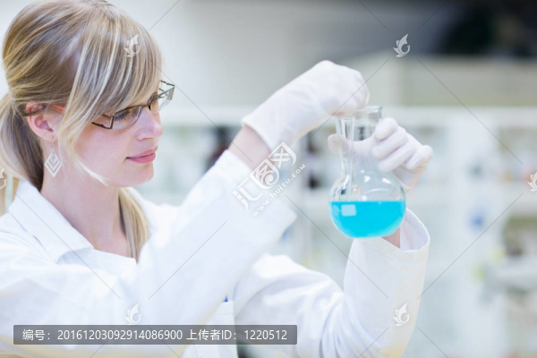一位女研究員進(jìn)行研究的肖像