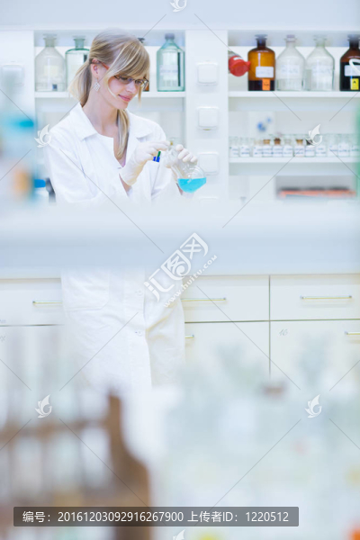 一位女研究員進(jìn)行研究的肖像