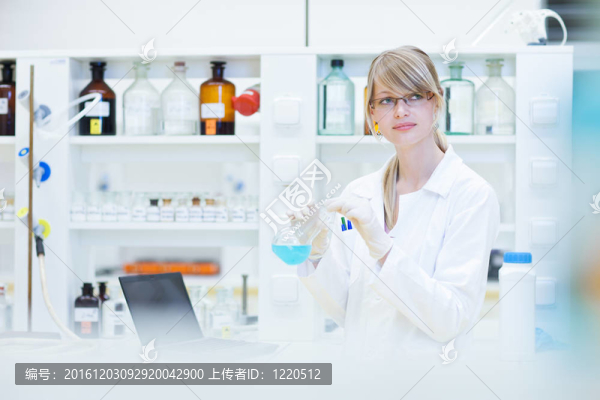一位女研究員進行研究的肖像