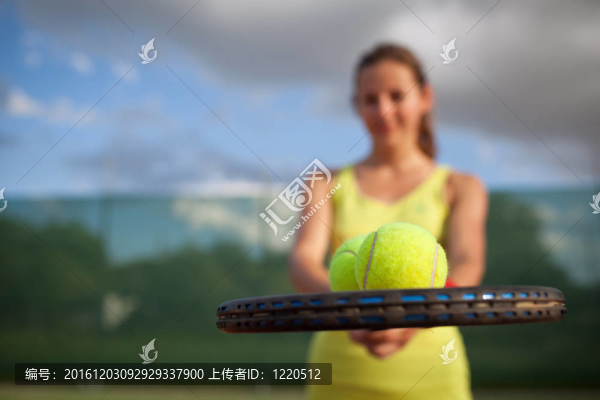 美女；網球場上的年輕女子網球選手