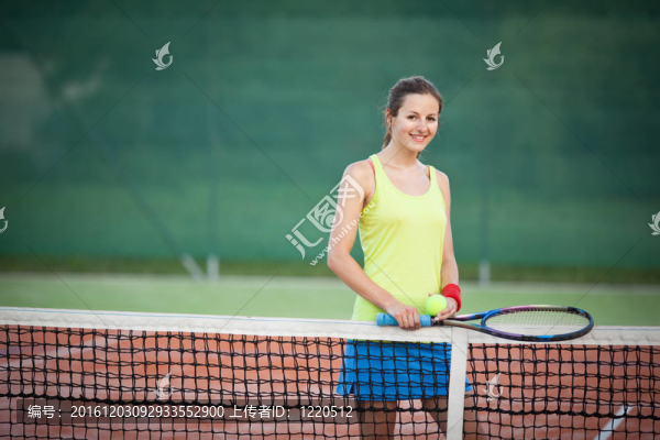 美女；網(wǎng)球場上的年輕女子網(wǎng)球選手