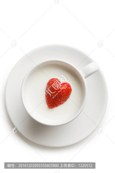 Strawberry在牛奶