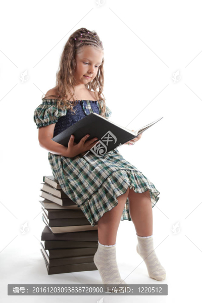 可愛的小女孩讀一本書