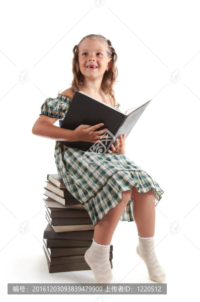微笑的小女孩帶著一本書