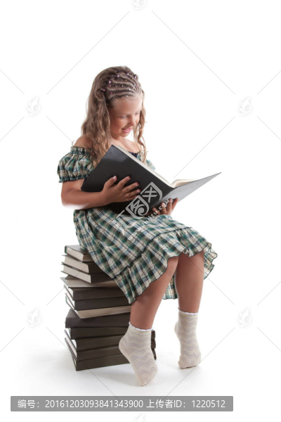 微笑的小姑娘的辮子讀一本書