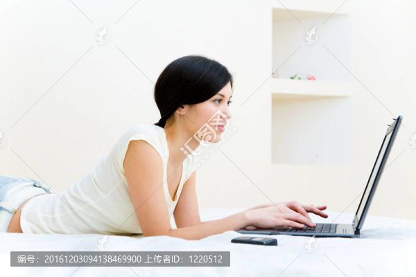 女孩打字
