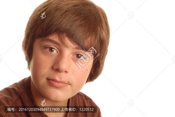 快樂的年輕漂亮的男孩，棕色的大眼睛
