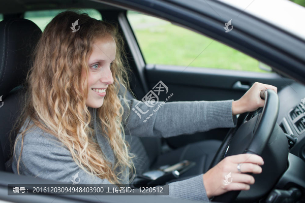 漂亮的年輕女人駕駛她的新車(chē)