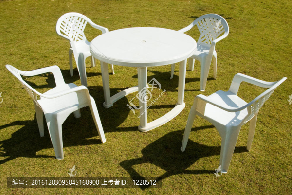 四塑料椅子