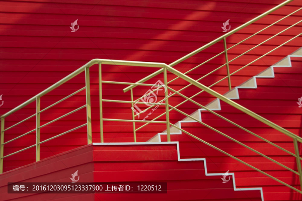 樓梯和紅墻