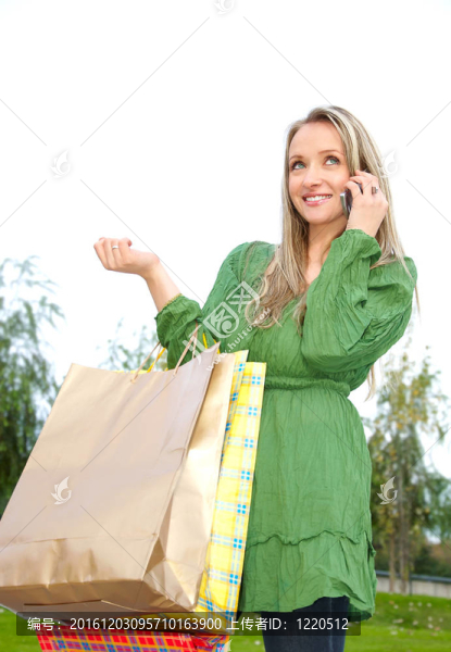 帶手機的年輕女人
