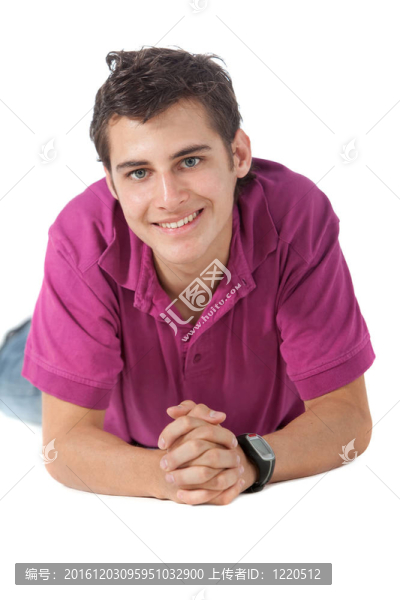 躺在地板上的男人