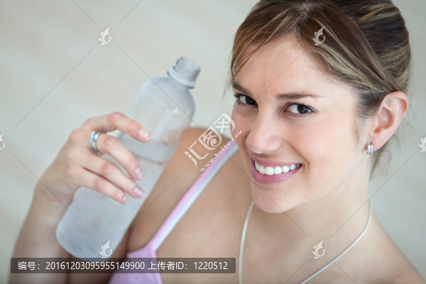 女人機(jī)智一瓶水