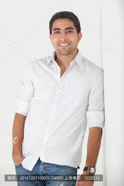 英俊的男人微笑