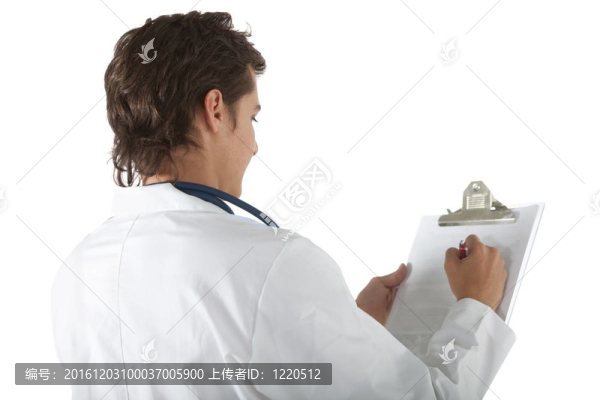 醫(yī)生在剪貼板上寫字