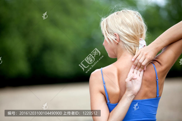 女人伸出室外