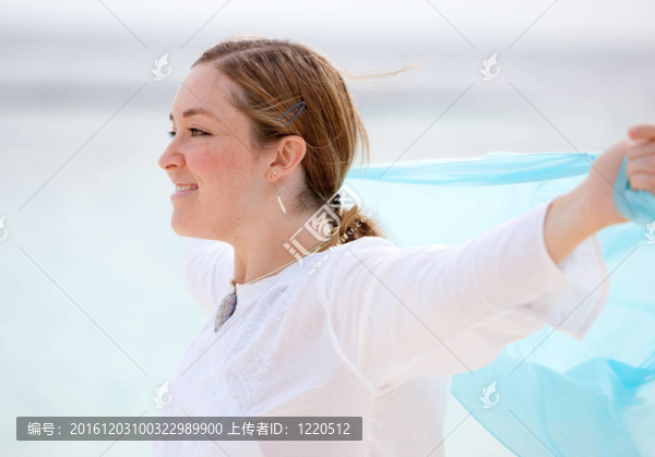 一個女人紗籠沙灘