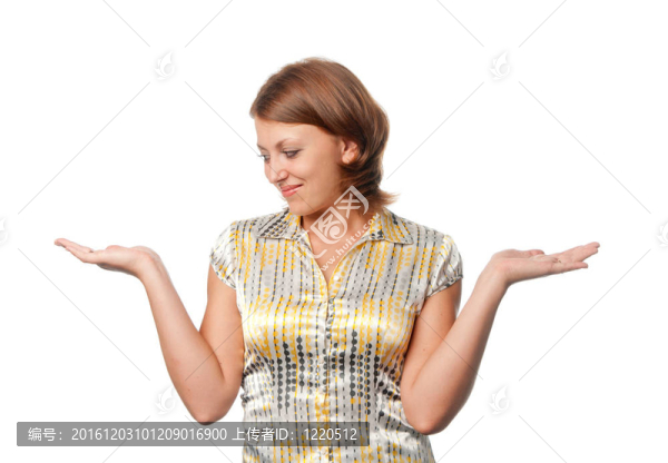 微笑的女孩做出選擇