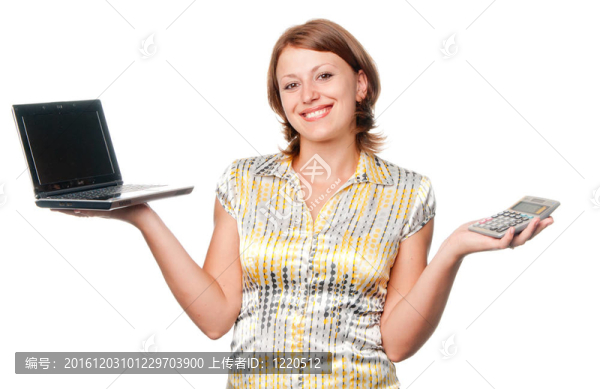 微笑的女孩在筆記本電腦和計算器之間選擇