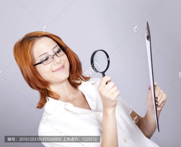 年輕婦女與白圖板和放大鏡