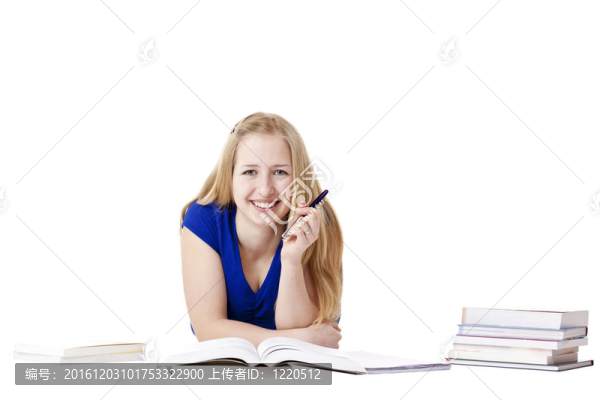 年輕的；迷人的；快樂的女人學(xué)習(xí)在地板上的書