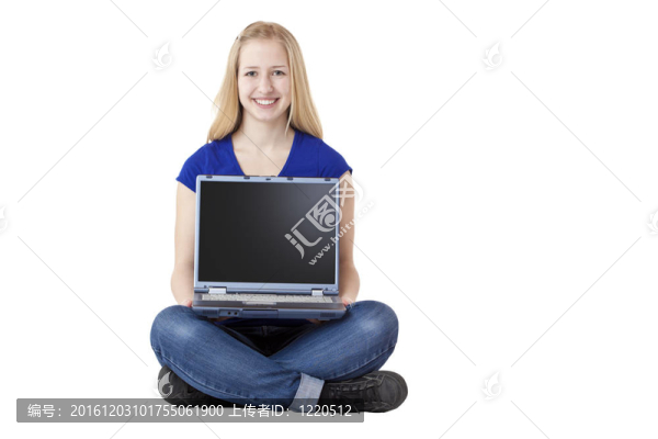 年輕的；有吸引力的婦女持有電腦筆記本電腦與廣告