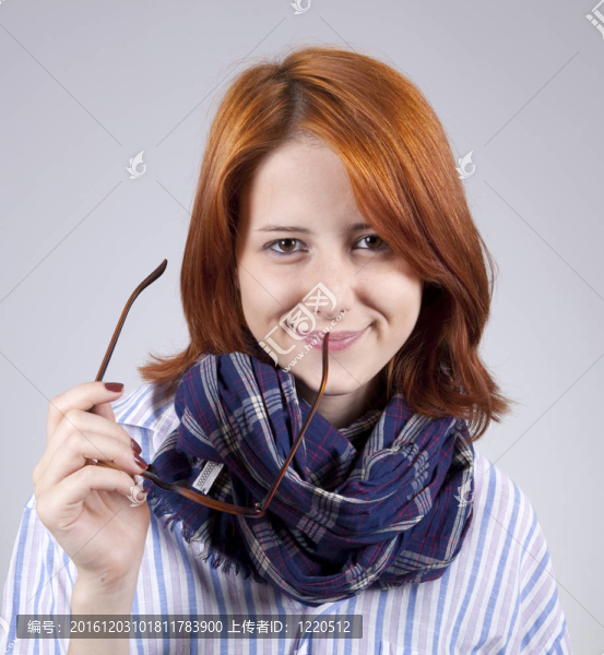 戴眼鏡的年輕微笑的時尚女孩