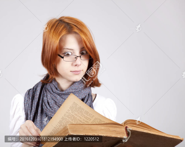 戴眼鏡的年輕懷疑時(shí)尚女孩