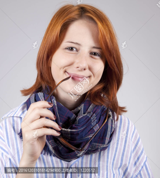 戴眼鏡的年輕微笑的時尚女孩