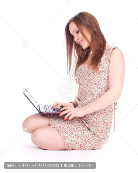 微笑；年輕的棕色頭發(fā)女人穿著電腦