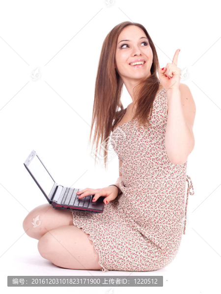 微笑；用筆記本電腦指著年輕的棕色頭發(fā)女人