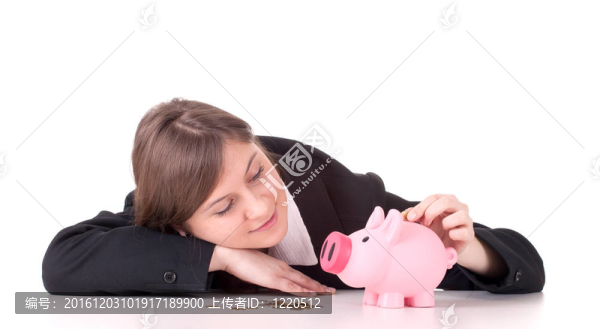 快樂的女商人投幣或變成儲(chǔ)蓄；儲(chǔ)蓄投資的概念；