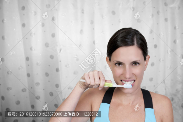 漂亮的女人刷牙