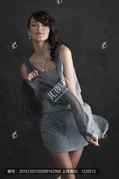 穿淡藍(lán)色衣服的女孩