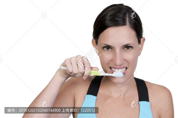 漂亮的女人刷牙
