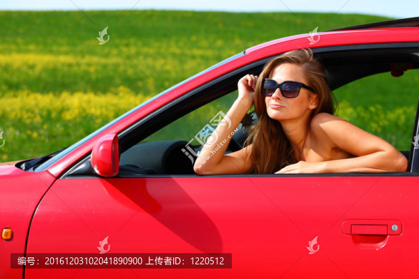 紅車(chē)上的女人