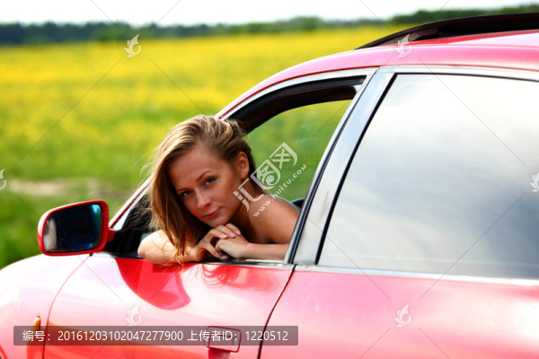 紅車(chē)上的女人