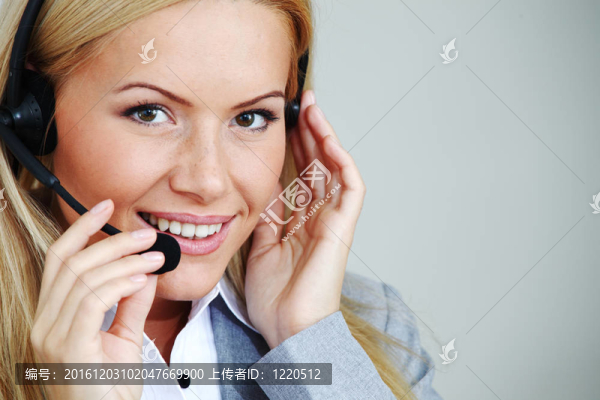 帶耳機(jī)的女人