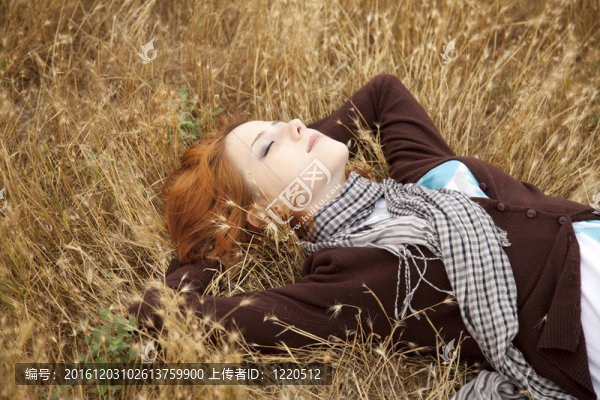 年輕美麗的姑娘躺在黃秋地。