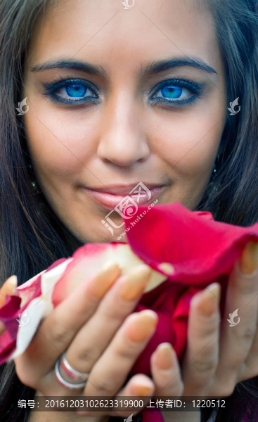女性手上的花瓣