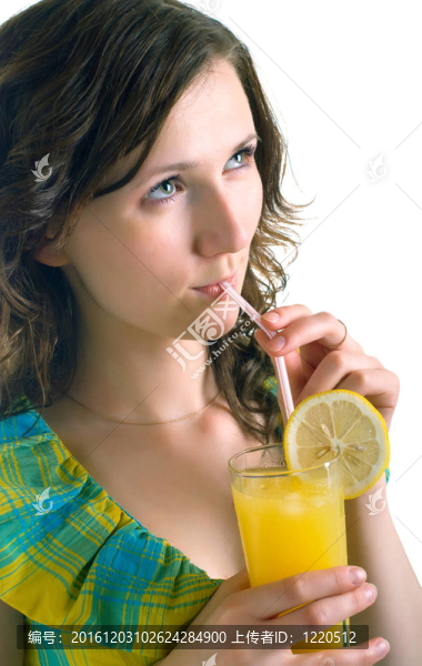 帶雞尾酒玻璃的年輕女孩