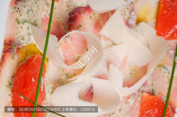 水果拼盤和洋蔥上桌