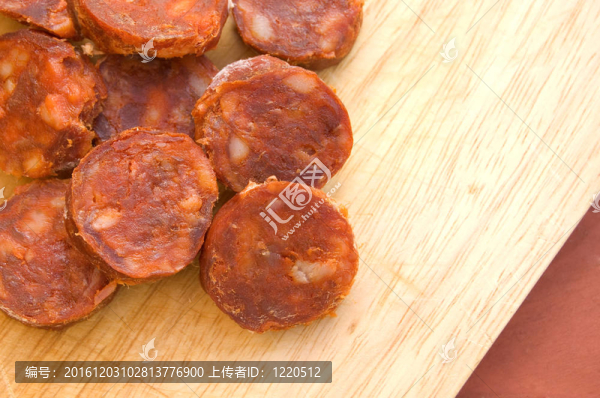 西班牙香腸香腸切片上質(zhì)樸的板