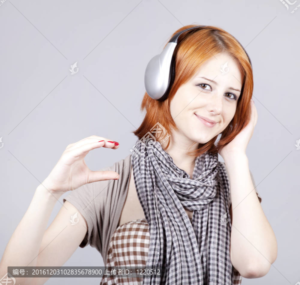 帶現代耳機的女孩。